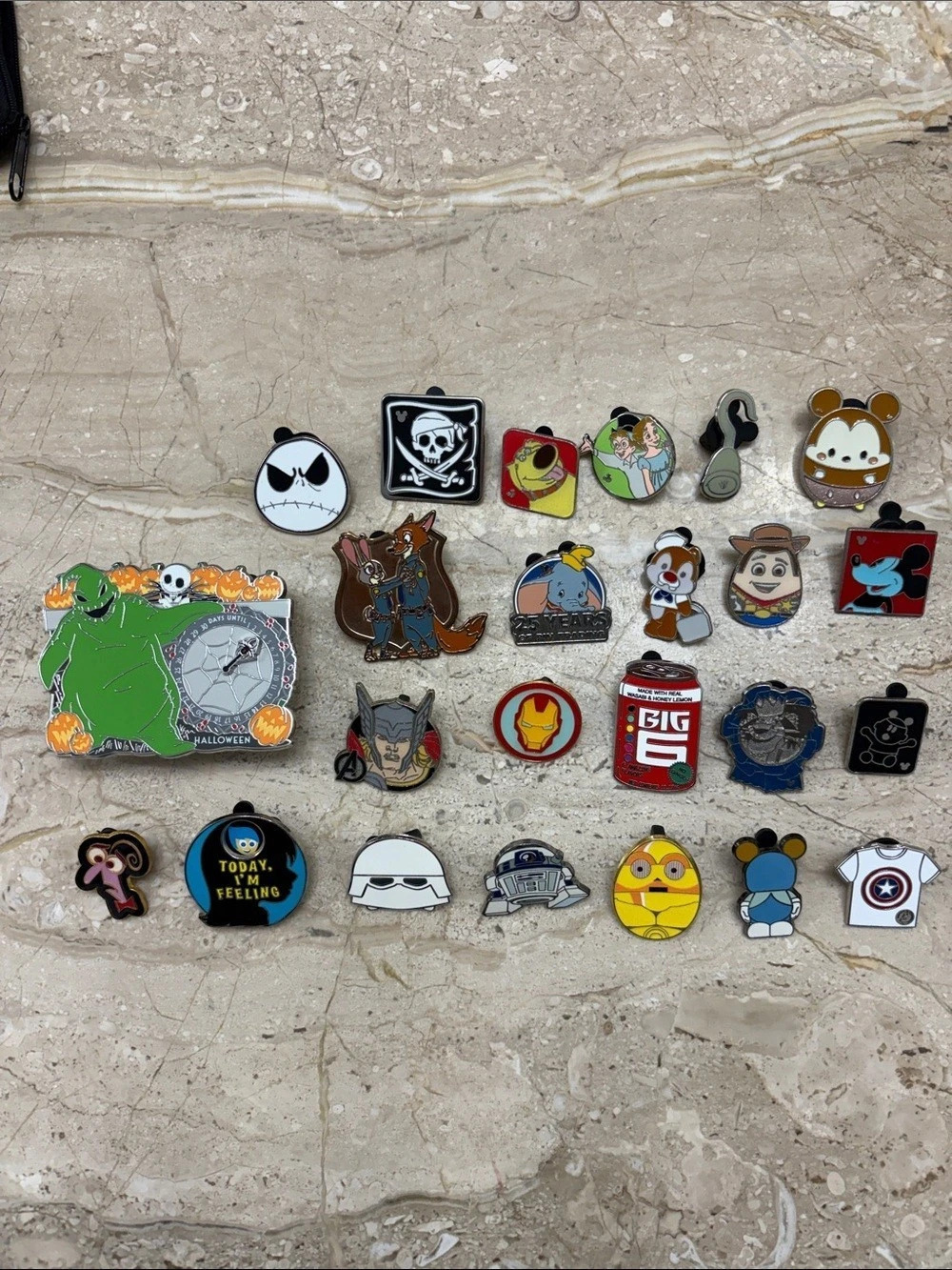 Official Disney Pin Lot - Pin Tradibg